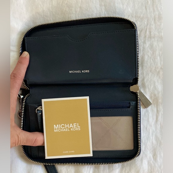 Michael Kors zip Wallet - Picture 2 of 6